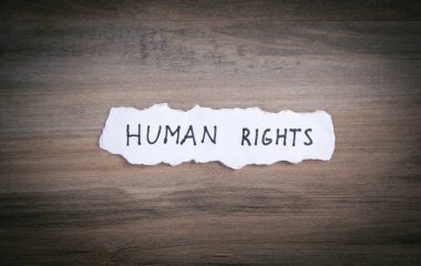 Ahşap arka planda İnsan Hakları mesajı.