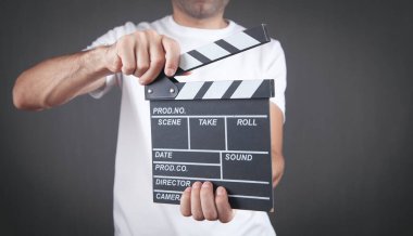 Elinde bir el çırpıcı tutan adam. Film yapmak