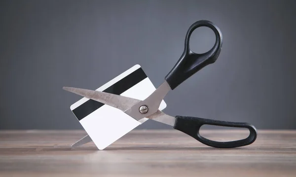 Черные Ножницы Вырезающие Кредитную Карту — стоковое фото