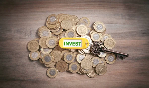 Chiave Investire Con Una Moneta Sullo Sfondo Legno — Foto Stock