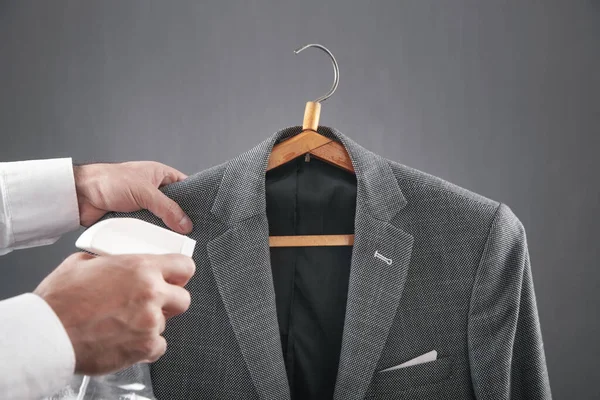 Temizlik sıvısı dezenfektan kullanan bir adam..