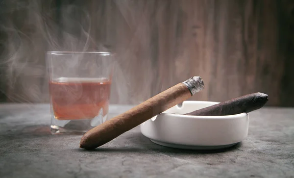 桌上放着威士忌 烟灰缸和雪茄 — 图库照片