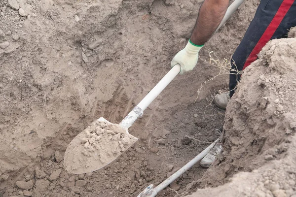 Pekerja Kaukasia Menggali Lubang — Stok Foto