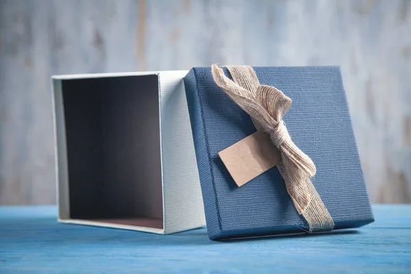 Подарункова Коробка Синьому Фоні — стокове фото