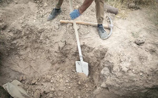 Trabajador Caucásico Cavando Agujero — Foto de Stock