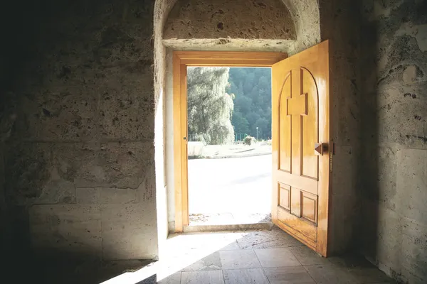 Вид Открытую Деревянную Дверь Церкви — стоковое фото