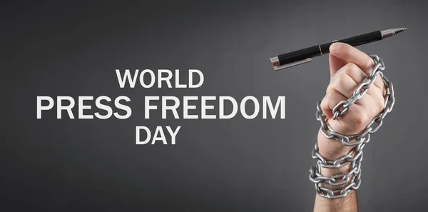 Människans Hand Håller Pennan Bunden Med Kedjor Världsdagen För Pressfrihet — Stockfoto