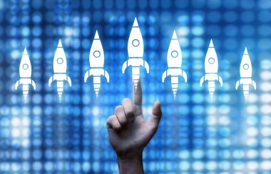 Başlangıç projesi. Lider roketinde erkek eli dokunuyor. Liderlik