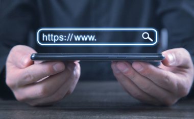 Akıllı telefon tutan adam. Https adresi. İnternet arama kavramı