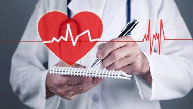 Doktor not defterine kırmızı kalp kardiyogramıyla yazmış..