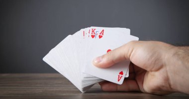 Erkek el holding iskambil.