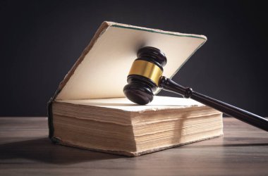 Yargıç Tokmak ve kitap ahşap masada..