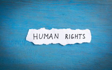 Mavi arkaplanda İnsan Hakları mesajı.