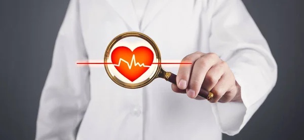 Médico Con Lupa Examinando Corazón Rojo Con Cardiograma — Foto de Stock