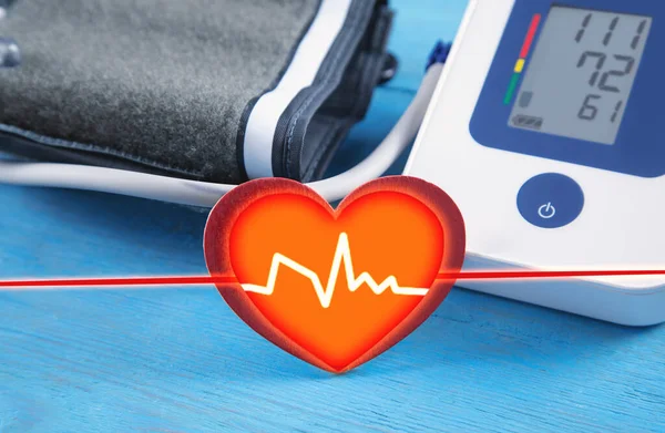 Medidor Automático Presión Arterial Corazón Rojo Sobre Fondo Azul —  Fotos de Stock