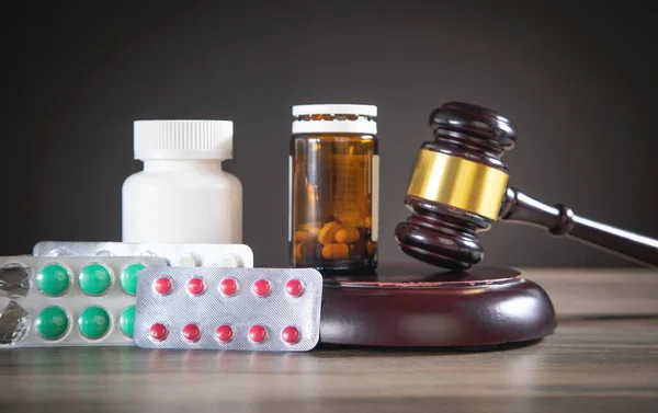 Judge Gavel Pills Wooden Table — Stock Photo, Image