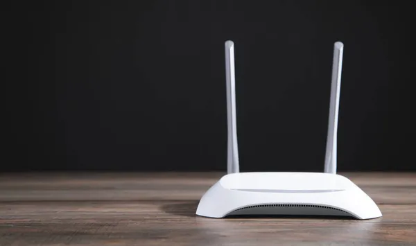 Moderní Wifi Router Dřevěném Stole — Stock fotografie