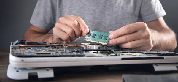 Técnico Instalación Memoria Acceso Aleatorio Ordenador Portátil —  Fotos de Stock