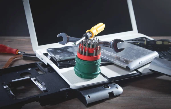 Kaputtes Laptop Mit Schraubenschlüssel Und Schraubenzieher Auf Dem Tisch Computer — Stockfoto