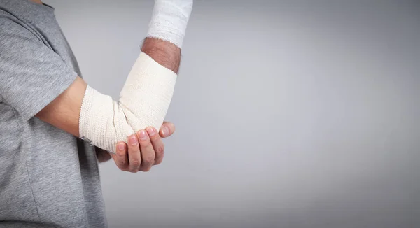 Mężczyzna Ręka Elastycznym Bandażem Łokciu — Zdjęcie stockowe