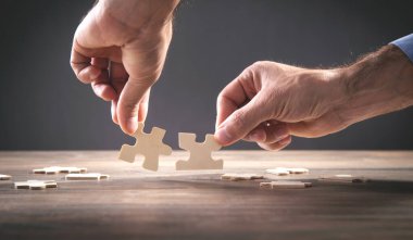 Yapboz tutan erkek eller.