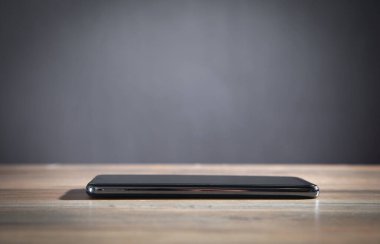 Modern akıllı telefon masada..