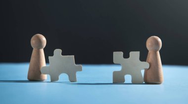 Tahta yapbozlu insan figürleri..