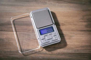 Masada küçük dijital mücevher pulları var..