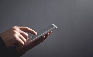 İşadamı beyaz dijital tablet kullanma. 