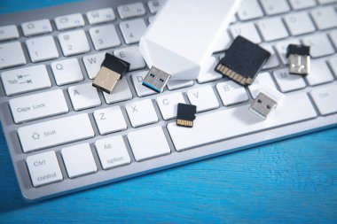 Bilgisayar klavyesindeki flash disk ve hafıza kartları. 
