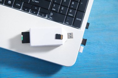 Bilgisayar klavyesindeki flash disk ve hafıza kartları. 