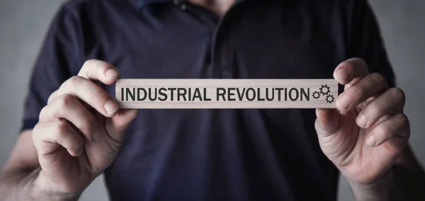 Mann Zeigt Text Der Industriellen Revolution Auf Holzblock — Stockfoto