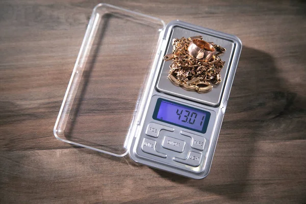 Dijital ölçekte altın mücevherler.