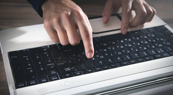 Мужские Руки Печатающие Клавиатуре Компьютера — стоковое фото