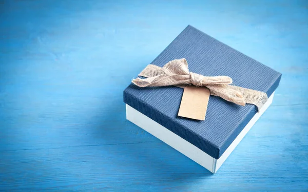 蓝色背景上的礼品盒 — 图库照片