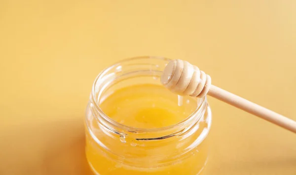 Honigglas Mit Dipper Auf Gelbem Hintergrund — Stockfoto