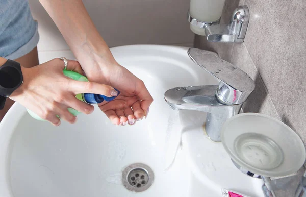 Tangan Wanita Mendorong Botol Sabun Plastik Mencuci Tangan — Stok Foto