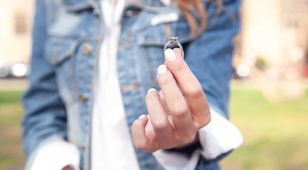 Nişan Yüzüğünü Gösteren Genç Bir Kadın — Stok fotoğraf