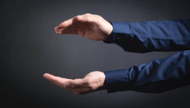 Adam elleriyle koruyucu bir jest yapıyor..