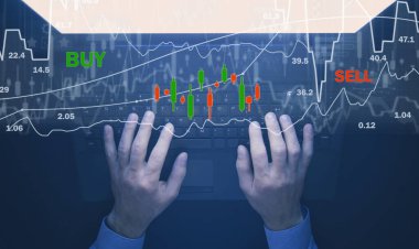 Bilgisayar kullanan bir tüccar. Borsa raporu. Satın al ve sat. Eski işlem