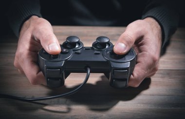 Elinde joystick tutan beyaz bir adam. Oyun bitti. Bağımlılık