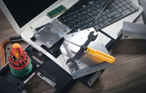 Laptop Quebrado Com Uma Chave Chave Fenda Mesa Serviço Reparação — Fotografia de Stock