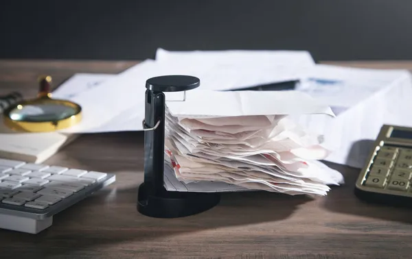 Stack Med Obetalda Räkningar Skrivbordet Affärer Finansiering — Stockfoto