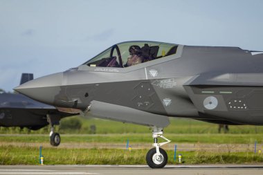 Leeuwarden Hollanda 4 Ekim 2021 Silah Eğitmeni F-35 kalkışa hazırlanıyor.