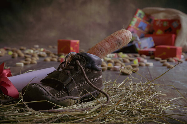 A kid places his shoe with carrots for Amerigo, the horse of Sinterklaas and a drawing for Sinterklaas, Then he dreams of a bag full of presents and candy.