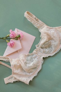 Aşk havası. Açık dantel iç çamaşırı..