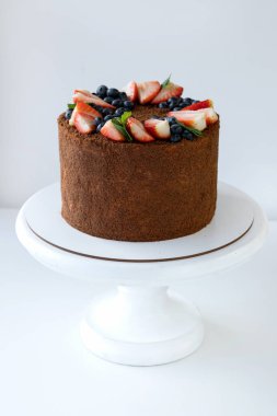 Taze yaban mersini ve çilekli geleneksel Ballı Kek.