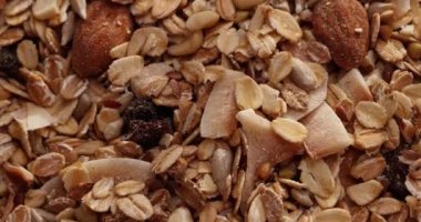 Fındık, kuru üzüm ve yulaf ezmesi, makro, sıfır atık kavramı.