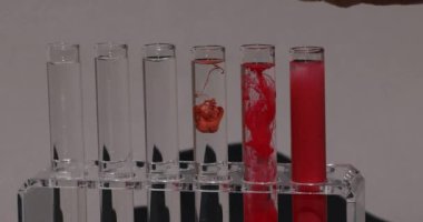 Sudaki kalıcı dudak için pigmentler.