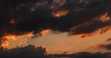 Panoramik parlak günbatımı mavi gökyüzü, renkli bulutlar, altın güneş ve güneş ışınları.